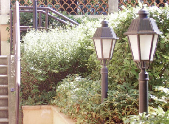 fünfeckige Außenleuchte, schöne mediterrane Gartenlampe Nr. 57525 von Surya Luce Terme. Material: hochwertiger Aluminiumguss. Das Lampendach ist geschlossen, das Lampengehäuse ist sechseckig.
