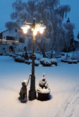 drei flammige Gartenlampe von Surya Terme Italien. Die Leuchte ist über 300cm hoch und besteht aus Aluminiumguss. Die Außenfarbe ist anthrazit grau, die Lampenteller sind emaille weiß.