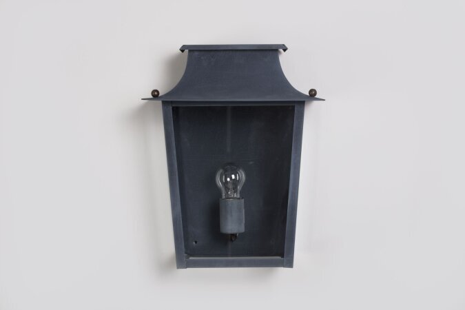 Außenleuchte Passy für die Hauseand von LumArt, Atelier Lumin Art. <<<direktmontage an die Wand, viereckige Lampenform, drei Lampenglasscheiben mit geschlossenem Metalldach.