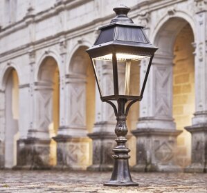 Historisch Gartenleuchten aus Frankreich entstehen bei Roger Pradier. Die viereckige Lampenform ist sehr klassisch und passt ideal in den Außenebreich von Haus und Garten.