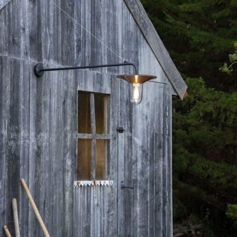 runde schwarze Deckenleuchte an langem Wandarm, montiert am Haus
Höhe: 782 mm
Tiefe: 1124 mm
Durchmesser: 302 mm
E27
IP 65