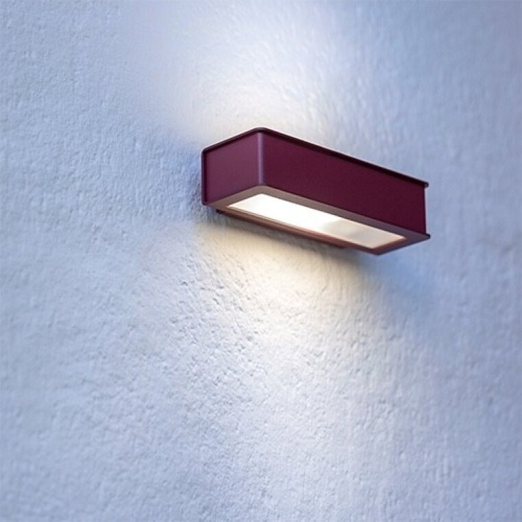 Rechteckige, moderne Wandleuchte von Roger Pradier. Licht nach oben und unten. An einer weißen Mauer.