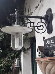 Wandleuchte mit Tellern, rund. Höhe: 420 mm
Tiefe: 490 mm
Teller: 330 mm
Wandteil: 255 mm x 130 mm
E27 
IP 43, 
farbiges Aluminium, hier in anthrazit