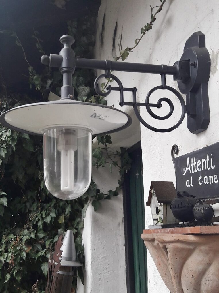 Wandleuchte mit Tellern, rund. Höhe: 420 mm
Tiefe: 490 mm
Teller: 330 mm
Wandteil: 255 mm x 130 mm
E27 
IP 43, 
farbiges Aluminium, hier in anthrazit