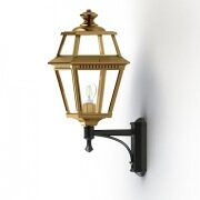 Messing-Wandleuchte Avenue 2 Edle Messing-Außenleuchte von Roger Pradier
Die Place des Vosges 2 ist eine dekorative Messing-Wandleuchte mit klaren Glasflächen und einem eleganten Design. Der kurze, verstrebte Wandarm sorgt für Stabilität und ist in der Farbe Schwarz. Die Messing-Patina sorgt für eine warme, stilvolle Außenbeleuchtung.