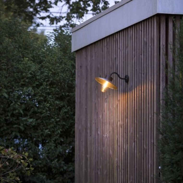 moderne Wandleuchte Belcour Nr. 1 mit Kupferschirm. Verschiedene Wandarme.H: 267 mm
T: 419 mm
D: 320 mm
E27
IP 44