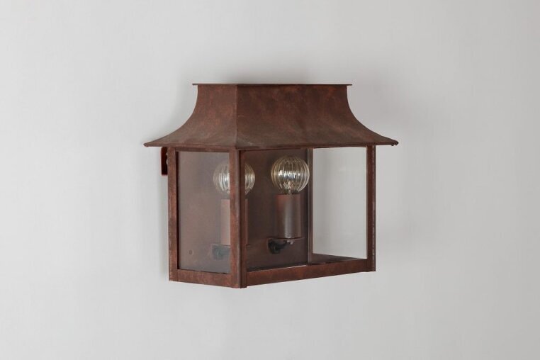 Außenleuchte von LumArt. 4-eckige Form. Messing oder Kupfer, braun. drei Lampenscheiben. zwei x E27. 1024 x 683mm. Das Licht leuchtet nach 3 Seiten.
