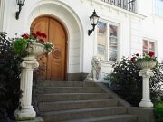 historische Außenleuchten an einem französischen Landhaus.