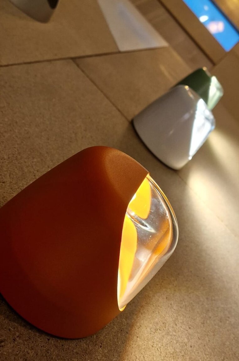 moderne Wandleuchte Pyrex von Roger Pradier.
Maße:
Höhe:  136 mm
Breite:  163 mm
Tiefe:  82 mm
IP 65
Material:  Aluminium, Borosilikatglas