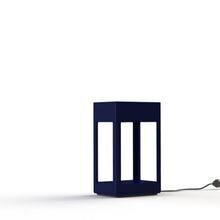 Ob stehend, liegend oder aufgehängt – die mobile Leuchte passt sich flexibel Ihren Bedürfnissen an.