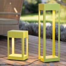 Hogar Nr. 1 von Roger Pradier ist eine moderne Außenwandleuchte mit Aluminiumgehäuse und einem puristischen Design. Sie ist IP65-geschützt und bietet eine Auswahl an GU10- oder LED-Lichtquellen. Die satinierte PMMA-Abdeckung schafft eine sanfte Lichtverteilung und ist optimal für den Außenbereich.