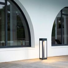 Die Hogar Nr. 5 von Roger Pradier vereint minimalistisches Design und robuste Verarbeitung – ideal für anspruchsvolle Fassadenbeleuchtung.