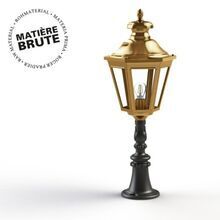 Klassisches Design: Inspiriert vom historischen Louis XIII-Stil.
Höhe: 890 mm – ideal für den Einsatz entlang von Mauern, Wegen oder als Akzentleuchte.
Form: Der elegante Lampenkorpus mit klarem Glas und die hochwertigen Roh-Messing Ausführungmachen die Leuchte zu einem Blickfang in jedem Außenbereich.