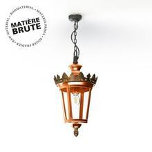 Die runde Hängelaterne Louvre Modell 1 in unbehandeltem Kupfer überzeugt durch ihre natürliche Patina-Entwicklung und robuste Verarbeitung. Mit einer kunstvoll gearbeiteten goldenen Krone und klaren, runden Glaseinsätzen bietet sie eine elegante Beleuchtungslösung für Innen- und Außenbereiche. Perfekt geeignet für Terrassen, Eingangsbereiche oder historische Fassaden. Befestigung an der Decke mit einer Kette. Die wetterfeste Konstruktion garantiert Langlebigkeit und eine stilvolle Lichtverteilung.