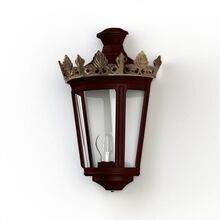 Die Wandlaterne Louvre Modell 4 in einem warmen Rotton ist ein elegantes Beleuchtungselement für Außenbereiche. Ihr robustes Metallgehäuse wird von einer dekorativen goldenen Krone gekrönt, die ein luxuriöses Highlight setzt. Klare Glaseinsätze schützen die Glühbirne und sorgen für eine optimale Lichtstreuung. Diese Leuchte ist ideal für Fassaden, Eingangsbereiche oder Gartenmauern geeignet, die eine stilvolle und langlebige Beleuchtung erfordern.