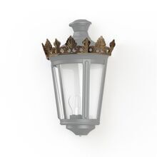 Das Louvre Modell 4 bietet eine elegante Außenbeleuchtung mit einem robusten grauen Rahmen und einer dekorativen goldenen Krone. Die klare Glasverkleidung schützt die Glühbirne und sorgt für eine helle, angenehme Beleuchtung. Die hochwertige Verarbeitung garantiert Langlebigkeit, während das klassische Design ideal für Fassaden und Gartenbereiche ist. Perfekt für historische oder luxuriöse Architektur.