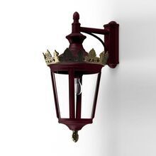 Das Louvre Modell 6 in Rot ist eine luxuriöse Wandlaterne, die klassische Eleganz mit moderner Funktionalität verbindet. Der tiefrote Metallrahmen harmoniert perfekt mit der goldenen Krone und den klaren Glaseinsätzen. Diese wetterfeste Außenleuchte sorgt für stimmungsvolle Akzente und eignet sich hervorragend für Eingangsbereiche, Gartenmauern oder historische Gebäude.
