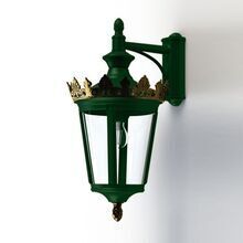 Die Wandlaterne Louvre Modell 6 in Tannengrün ist eine stilvolle Wahl für historische und moderne Außenbereiche. Der robuste grüne Metallrahmen wird durch eine kunstvoll gestaltete goldene Krone und klare Glaseinsätze ergänzt. Diese elegante Leuchte bietet eine gleichmäßige Lichtverteilung und ist wetterfest, was sie zur idealen Beleuchtungslösung für Fassaden, Terrassen oder Gartenwege macht.