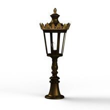 Die Außenleuchte Louvre Modell 7 in edler Gold-Patina ist ein wahres Schmuckstück für historische und moderne Außenbereiche. Ihr eleganter Standfuß und die goldene Krone verleihen dieser Laterne eine luxuriöse Ausstrahlung. Die klare Verglasung schützt die Lichtquelle vor Witterungseinflüssen und sorgt für stimmungsvolle Beleuchtung in Gärten oder Eingangsbereichen.