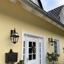 Handgefertigt aus hochwertigem Aluminium und veredelt mit schwarzem Lack, überzeugt diese Leuchte durch ihren klassischen 4-eckigen Laternenstil. Ideal für dekorative Außenbeleuchtung.