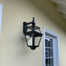 Die Avenue 2 Nr. 4 von Roger Pradier ist eine elegante Wandleuchte aus farbigem Aluminium. Ihr 4-eckiges Design mit 4 klaren Lampengläsern und der kurze, klassische Wandarm machen sie ideal für Hauswände und Eingangsbereiche. Das Leuchtmittel im Oberteil sorgt für warmes Licht nach unten.