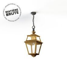 Die Place des Vosges 2 Nr. 1 aus Roh-Messing bietet ein klassisches Laternendesign mit einer robusten Metallkette. Die elektrische Zuleitung ins Lampengehäuse ist besonders gegen Feuchtigkeit geschützt, perfekt für den Einsatz im Freien.