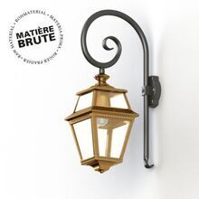 Die Wandleuchte Place des Vosges 2 besticht durch ihr klassisches Design in Roh-Messing. Mit ihrem geschwungenen Wandarm und wetterfestem Material ist sie ideal für elegante Außenbeleuchtung. Form: viereckig. Stil: klassisch. Passt gut rechts und links von Haustüren oder an Gartenmauern.
