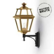 Diese dekorative Messingleuchte wird durch Patinierung einzigartig. Ihr elegantes 4-eckiges Design und der kurze Wandarm mit Strebe passen ideal zu Haustüren und Außenbereichen.