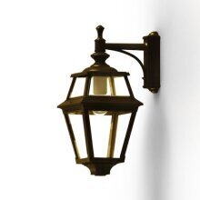 Diese elegante Außenleuchte Place des Vosgers 2 von Roger Pradier besticht durch ihr 4-eckiges Design, klare Glaseinsätze und einen kurzen Wandarm. Lampe hängt unter dem Wandarm. Die Gold-Patina verleiht ihr eine luxuriöse Optik – perfekt für Eingangsbereiche und Gartenmauern.
