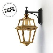 Die Außenwandleuchte von Roger Pradier entwickelt durch Umwelteinflüsse eine natürliche Patina, die sie zu einem individuellen Unikat macht. Das 4-eckige Design kombiniert einen stabilen schwarzen Aluminium-Wandarm mit einer Stabilisierungsstrebe. Die Laterne hängt nach unten.