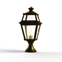 Die kleine, elegante Wegelampe aus Frankreich ist ideal für Freisitze, Wege oder Auffahrten. Ihr viereckiges Lampengehäuse mit 8 Lampengläsern sitzt auf einem stabilen, niedrigen Lampenfuß aus Aluminium in der Farbe Gold-Patina.