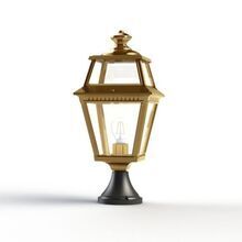 Diese kleine Mauerleuchte Place des Vosges 2 Nr. 6 aus Frankreich kombiniert französischen Stil mit robustem Messing. Das Messing ist orpatiniert (getönt) und mit Klarlack versiegelt. Das viereckige Lampengehäuse auf dem niedrigen Fuß fügt sich harmonisch in jede Umgebung ein. Optional mit Bewegungsmelder Leuchtmittel. Optional mit Bewegungsmelder Lösung.
