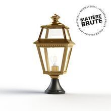Das viereckige Lampengehäuse und der niedrige Lampenfuß machen diese Leuchte von Roger Pradier ideal für Auffahrten und Wege. Klassisches Design aus hochwertigem Roh-Messing für eine echte, individuellen Patina-Oberfläche. 8 klare Lampengläser sorgen für ein angenehmes Rundum-Licht.