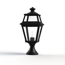 Die kompakte Außenleuchte Place des Vosges 2 kombiniert ein viereckiges Gehäuse mit einem niedrigen Lampenfuß aus schwarzem Aluminium. Mit 8 Leuchtengläsern. Ideal für den Freisitz oder als Wegelampe entlang von Auffahrten.