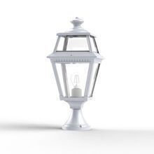 Mit ihrem klassischen Design und einem stabilen Lampenfuß aus Aluminium ist diese kleine Mauerleuchte die perfekte Wahl für Wege und Freisitze. 8 klare Lampengläser sorgen für eine schöne Beleuchtung im Garten. Viereckiges Gehäuse für elegantes Licht.