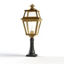 Diese elegante Außenleuchte kombiniert ein vorpatiniertes Messinggehäuse, das mit Klarlack versiegelt ist, mit einem stabilen Lampenfuß aus schwarzem Aluminium. Perfekt für stilvolle Gärten und Auffahrten.