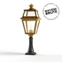 Mit ihrem stabilen schwarzen Aluminiumfuß und einem hochwertigen 4-eckigen Messingkörper bietet diese Leuchte Place des Vosges eine elegante Option für Terrassen und Wege. Roh-Messing entwickelt eine natürliche Patina. Hergestellt von Roger Pradier, Frankreich.