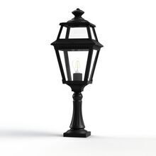 Die klassische Außenleuchte in viereckigem, schwarzem Design bietet hervorragendes Rundumlicht und unterstreicht die Architektur von Wegen, Mauern und Freisitzen. Wahlweise in Aluminium oder Messing.