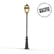 Die Place des Vosges 2 Nr. 8 kombiniert ein zeitloses, viereckiges Design mit klaren Lampengläsern. Ihr stabiler Lampenfuß in Schwarz bei Messing-Ausführungen verleiht ihr eine stilvolle Präsenz, ideal für Wege, Mauern und Stelen in Außenbereichen.