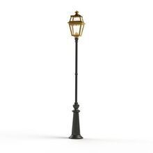 Die Place des Vosges 2 Nr. 8 von Roger Pradier ist eine beeindruckende Gartenleuchte aus hochwertigem Messing in Roh- oder versiegelter Oberfläche. Mit ihrem 4-eckigen Gehäuse, 8 klaren Lampengläsern und einem mittelhohen, schwarzen Aluminiumfuß bringt sie klassische Eleganz in Gärten, Terrassen und Zufahrten.