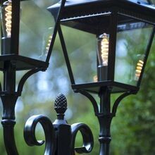 Die Louis Philippe 3 Nr. 7 bringt zeitlose Eleganz in den Außenbereich. Ihr hoher, ornamentverzierter Mast trägt zwei viereckige Laternen mit 8 klaren Glasscheiben und sorgt für eine stilvolle Beleuchtung von Gartenwegen und Freisitzen.