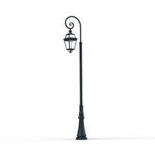 Die Außenleuchte Place des Vosges 3 Nr. 10 von Roger Pradier kombiniert eine Bischofsstab-Halterung, einen hohen, verzierten Mast und 8 klare Glasscheiben. Ideal für Parks und Gartenwege sorgt sie für eine stilvolle Beleuchtung. Die Farbe ist grünspan-Patina.