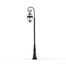 Die Außenleuchte Place des Vosges 3 Nr. 10 bringt französischen Charme in jeden Garten. Ihr verziertes Aluminiumgehäuse, der hohe Mast und die geschwungene Halterung verleihen Auffahrten und Freisitzen einen edlen Charakter.