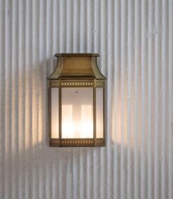 Das Rohmessing der Louis Philippe Nr. 2 nimmt im Laufe der Zeit eine individuelle Patina an und verleiht Eingangsbereichen, Gartenmauern und Terrassen einen natürlichen Charme. Die 5 klaren Glasscheiben und satinierten Zylinder sorgen für eine elegante Lichtstreuung.