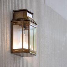 Die Louis Philippe Nr. 2 ist eine klassische Wandleuchte von Roger Pradier, ideal für stilvolle Häuser, Chalets und Landhäuser. Ihr Gehäuse aus Rohmessing entwickelt mit der Zeit eine edle Patina, während die satinierte Beleuchtung mit 5 Lampengläsern ein sanftes Licht erzeugt. Die Leuchtmittel können mit satinierten Lampengläsern in Zylinderform abgedeckt werden.