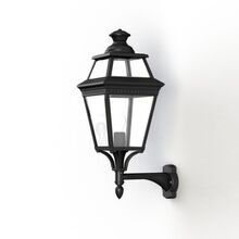 Diese klassische Wandleuchte von Roger Pradier kombiniert einen kurzen, verstrebten Wandarm mit einer nach oben gerichteten Laterne. Die klare Verglasung aus 8 Glasscheiben sorgt für eine harmonische Beleuchtung von Eingängen und Fassaden. Die Farbe ist Patina-Gold.