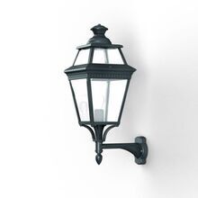 Die Louis Philippe 3 Nr. 4 von Roger Pradier ist eine klassische Wandleuchte aus farbigem Aluminium in der Farbe Patina Grünspan. Ihr kurzer, gerader Wandarm mit Verstrebung trägt eine viereckige Laterne mit 8 klaren Glasscheiben, die Eingänge und Hausmauern stilvoll beleuchtet.