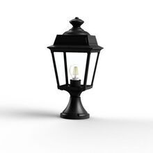Mit ihrem viereckigen Gehäuse und den klaren Lampengläsern ist die Place des Vosges Tradition Nr. 6 eine ideale Wahl für Auffahrten und Freisitze. Ihr schlicht gehaltener Sockel sorgt für eine dezente Optik.
