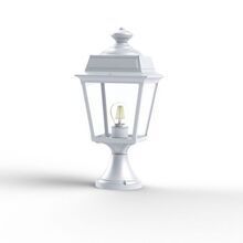 Die Place des Vosges Tradition Nr. 6 von Roger Pradier ist eine elegante Wegeleuchte aus Aluminium in verschiedenen Farben. Ihr viereckiges Design mit 4 klaren Lampengläsern und einem schlicht gehaltenen Sockel macht sie ideal für Auffahrten, Gartenwege und Terrassen.