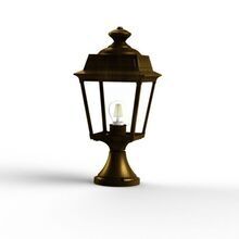 Die Place des Vosges Tradition Nr. 6 vereint klassische Ästhetik und robuste Verarbeitung. Ihr niedrig gehaltener Lampensockel und das viereckige Gehäuse sorgen für eine harmonische Beleuchtung von Freisitzen und Terrassen.